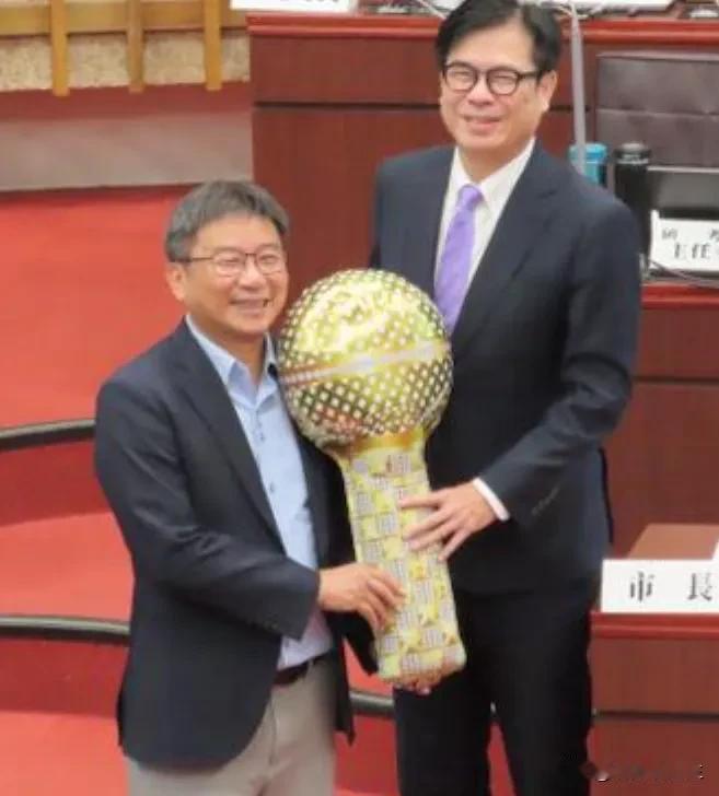 看来高雄市长陈其迈人缘不错啊！高雄市长陈其迈任期将近，近期市议会质询现场趣味十足