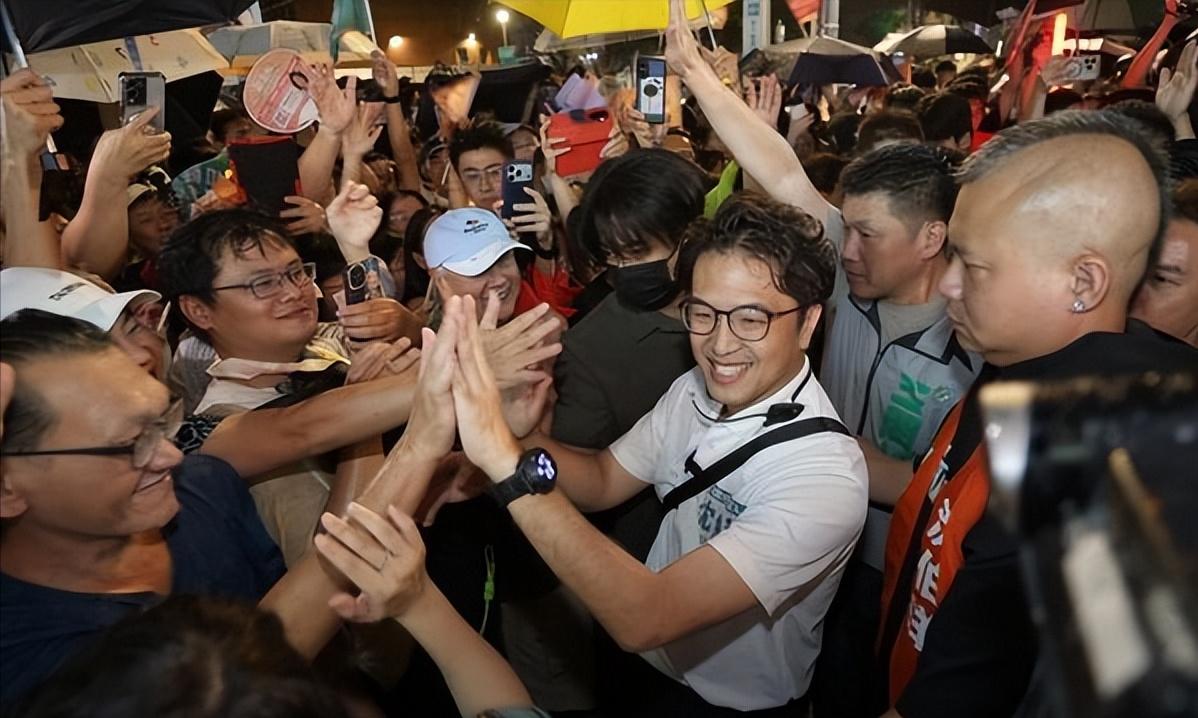 大雨浇不熄？沈伯洋赴师大夜市，约有三四百人到场民进党台北市长参选人沈伯洋今晚抵