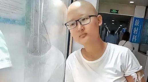 2019年，河北一名癌症女孩面对亲友劝她放弃治疗，当场哭喊：“我凭什么就该死？”