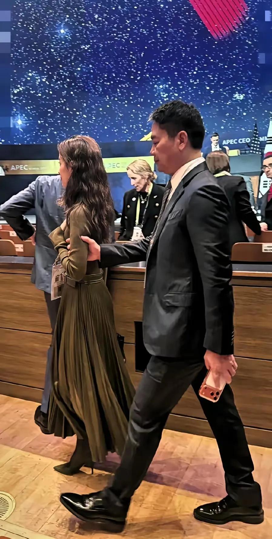 章泽天的厉害之处不是她敢在公共场合,掉头就走而是这些年,她把东哥,给彻彻底底