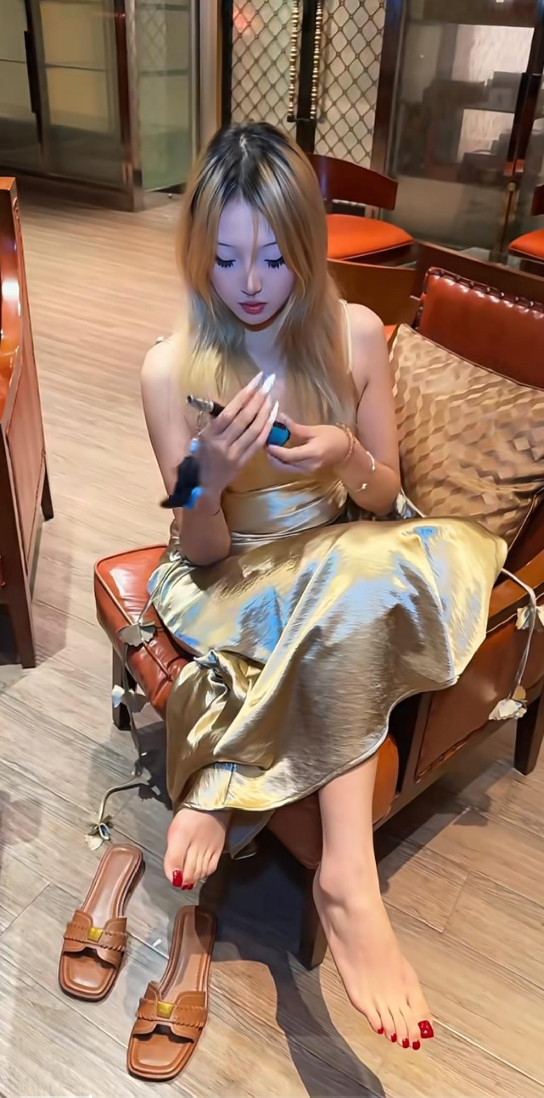 为什么只有一个脚的二脚趾头长呢。