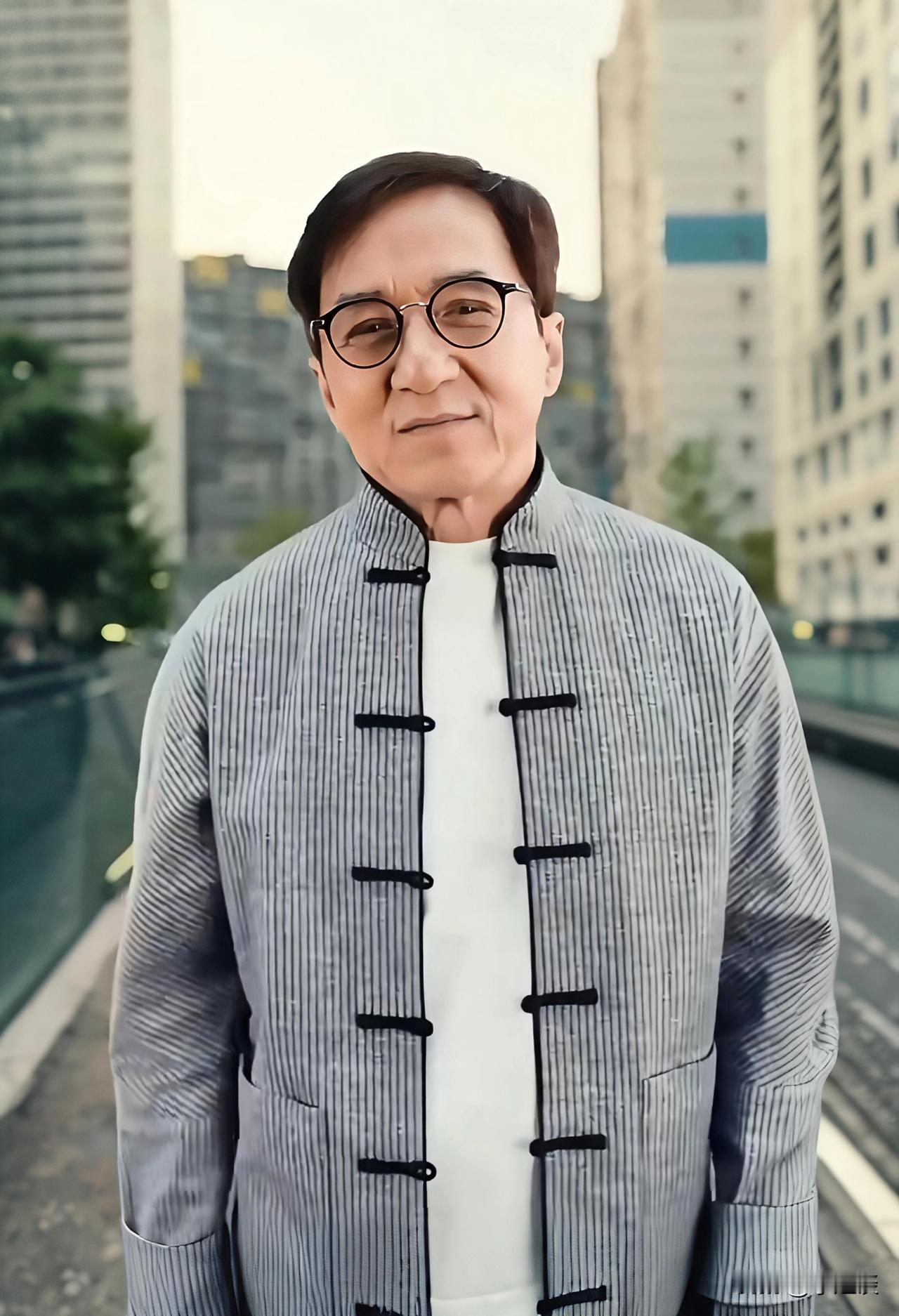 打断骨头连着筋，这句话在成龙和吴卓林身上印证了。​71岁的成龙，终于不再那