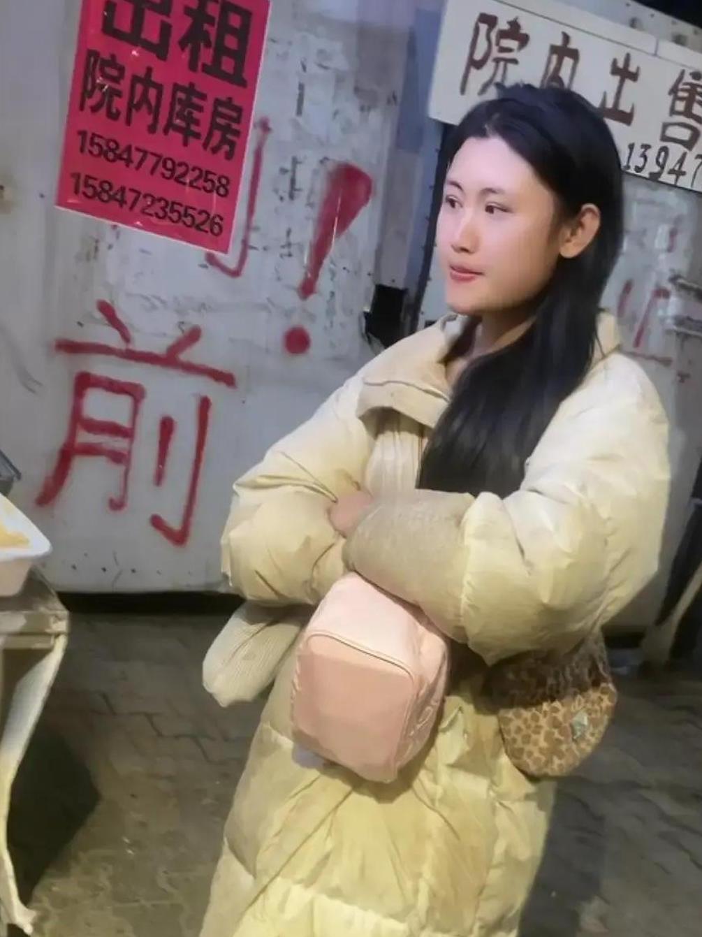 一女子每天独自坐街边墙角，也不说话，她为啥不走呢？包头青山区有一个女子连续几