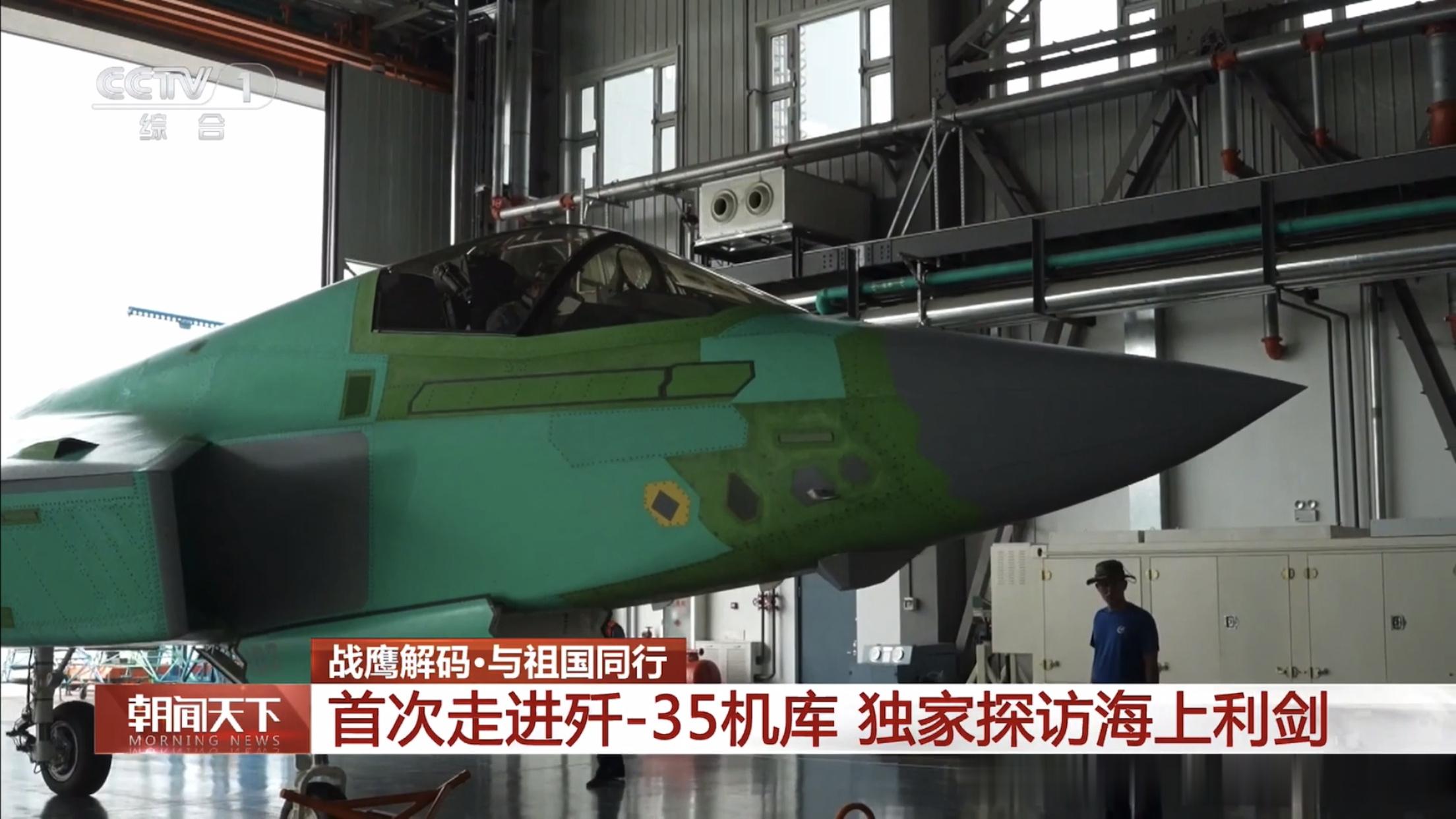 歼35机库首公开我国最先进的舰载战斗机生产车间，就这么大大方方给展示了，一定是有