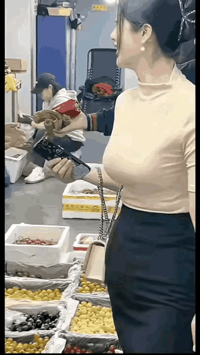 菜市场里偶遇的她，太美了…