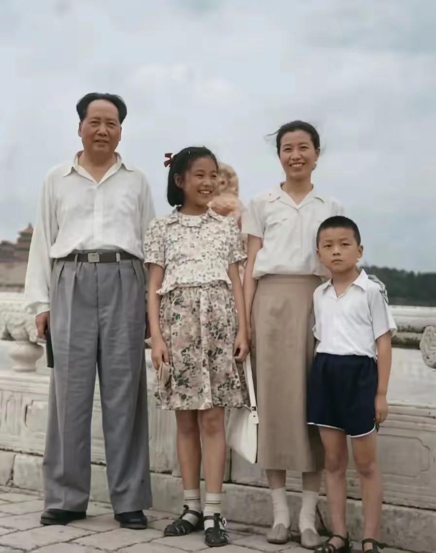 50年代，毛主席一家人的合影，亲切交谈，其乐融融，难得一见，无比珍贵。都是真人的