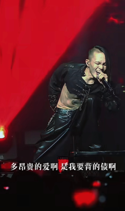 谁能想象到他之前是语文老师兼班主任……​​​