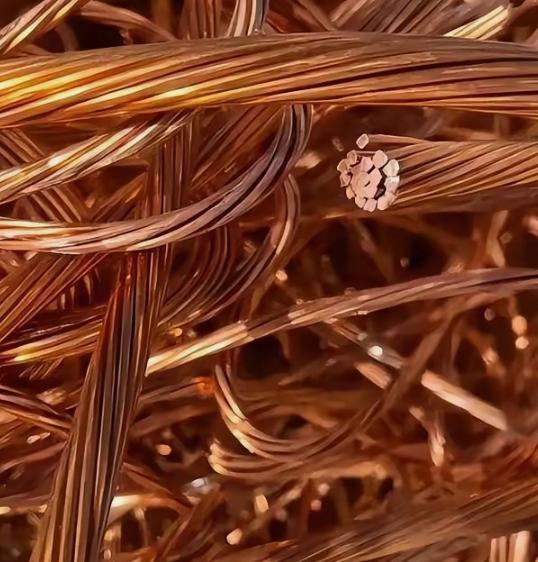 美国这次蒙了，美国大量囤积了铜，把铜价炒上天去了美国想用铜来卡咱们脖子，结果