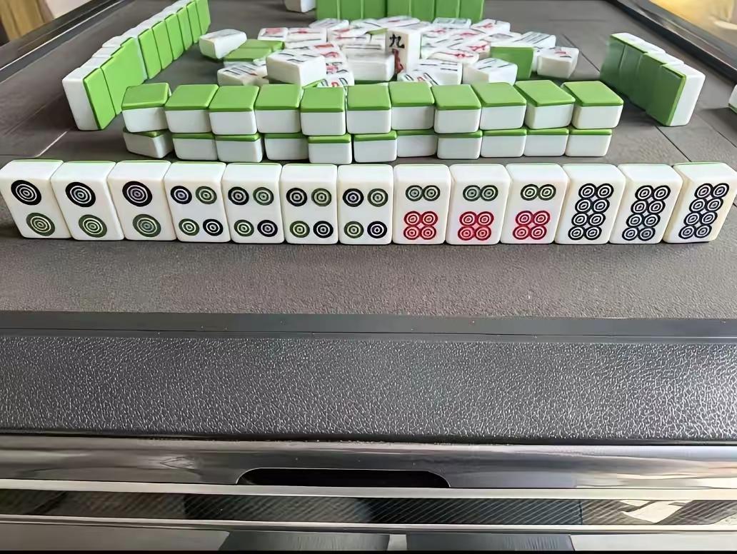 来个麻将高手，这牌胡啥？