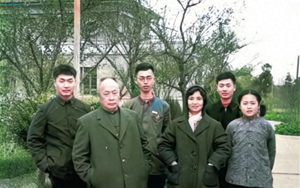 1964年陈毅携全家六人在成都合影，时年42岁的张茜气质优雅，容貌出众，让人印象