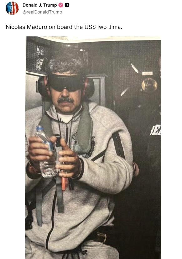 特朗普公布照片：马杜罗目前在美国军舰“硫磺岛”号上照片中他身穿耐克灰色运动套