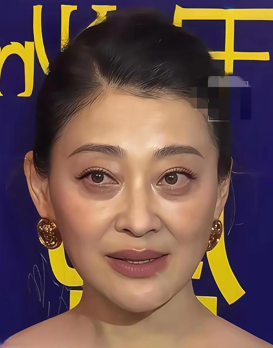 梅婷，今年刚满50岁，与演艺圈的同辈女星比，保养得不是最好的。俞飞鸿