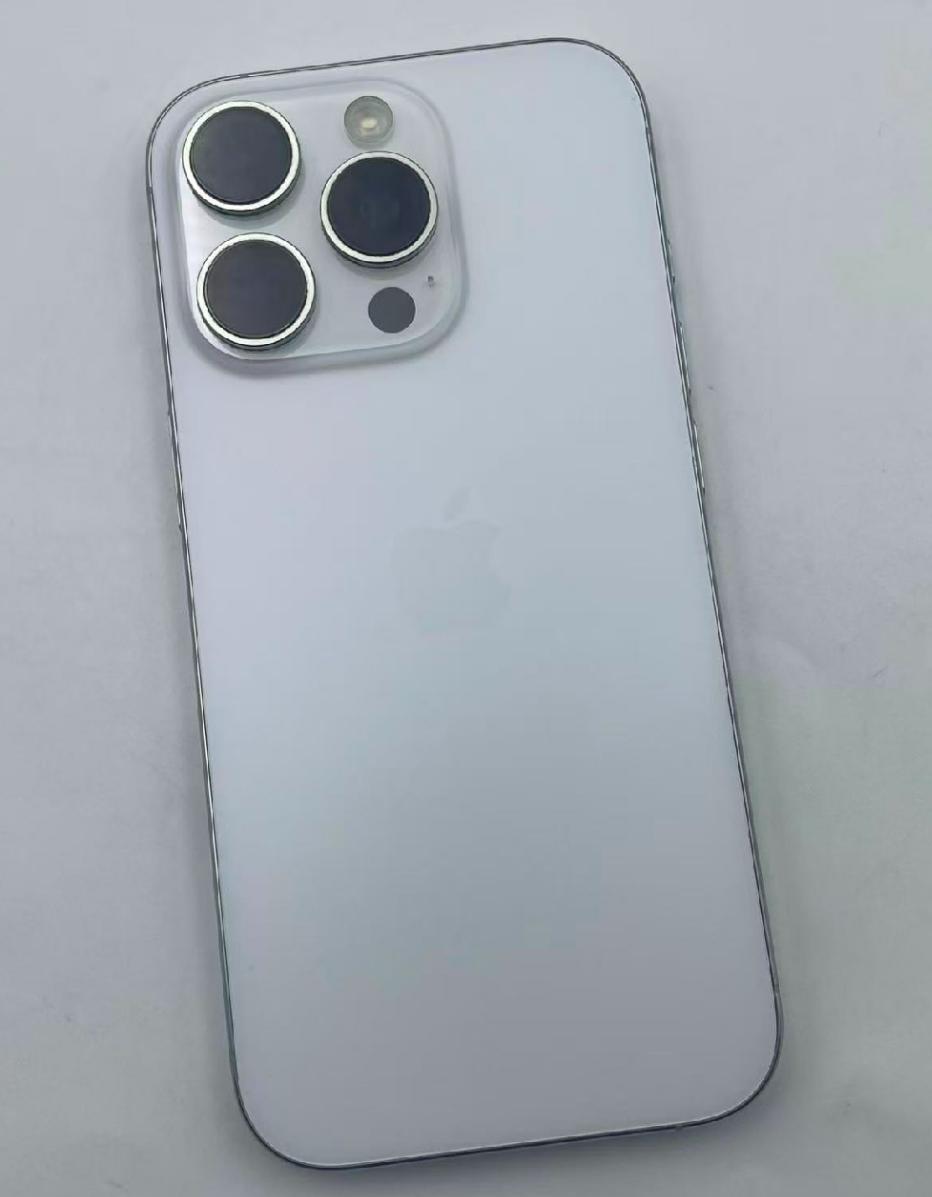 苹果已经连续两代没用钛合金了。我用了这么多款iPhone，最喜欢的还是钛合金。