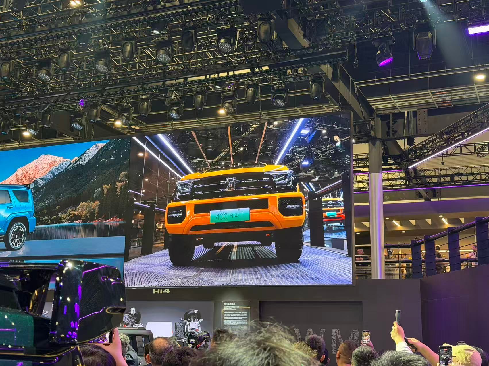 长城还是那么喜欢坡台，他们甚至在北京车展现场装了一个环绕舞台的坡台！长城自己的大