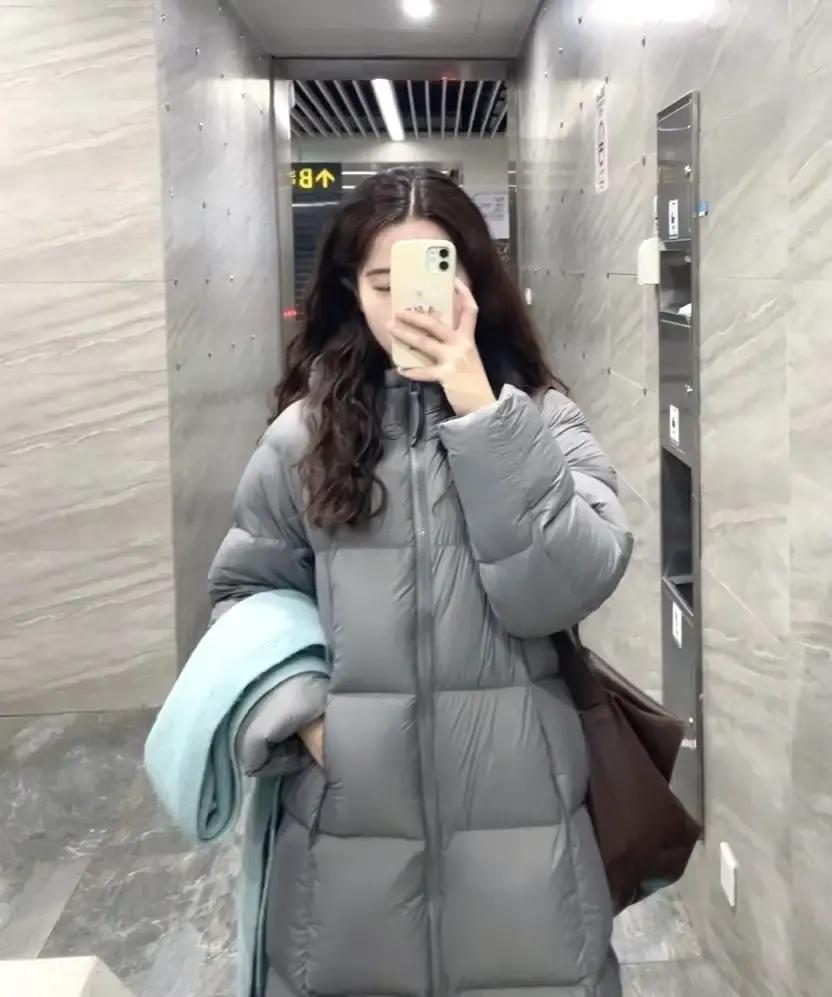 灰色羽绒服，穿一次就像穿了五年。干洗店老板最烦它，退回来一堆，油渍水痕像焊