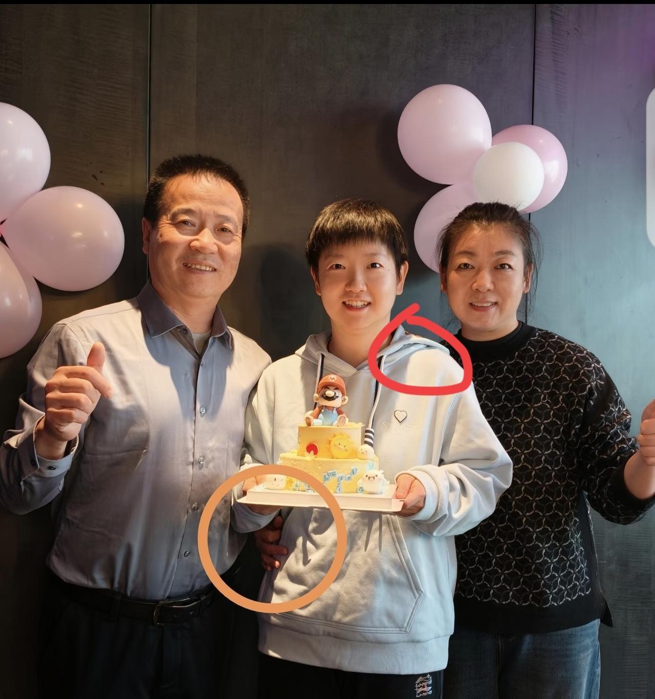 幸福的一家三口，妈妈搂着莎莎的右腰，有没有发现，爸爸搭着莎莎的左肩，并且