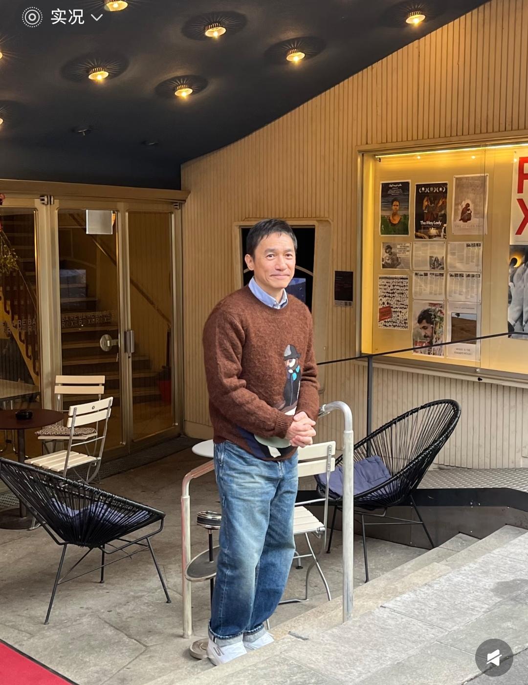 1月17日，梁朝伟和刘嘉玲在瑞士参加活动，被网友偶遇啦！看网友拍的照片，梁朝