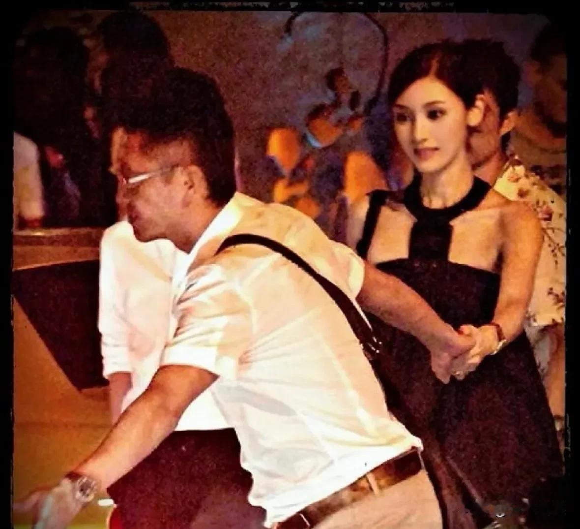 许晋亨和李嘉欣绝对是真爱，18年前，两人无意被路人发现，并被抓拍，许晋亨牵着李嘉