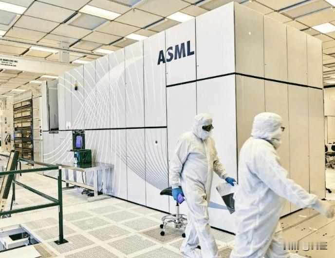 台积电在2nm节点采用的2D材料并非传统硅基，而是革命性的单层二硒化钨(WSe₂