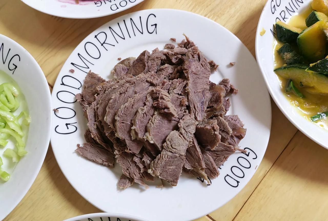 记录我们的退休生活…今日午餐，白切牛健肉，凉拌西瓜皮，炒红米苋，红烧臭豆腐干，