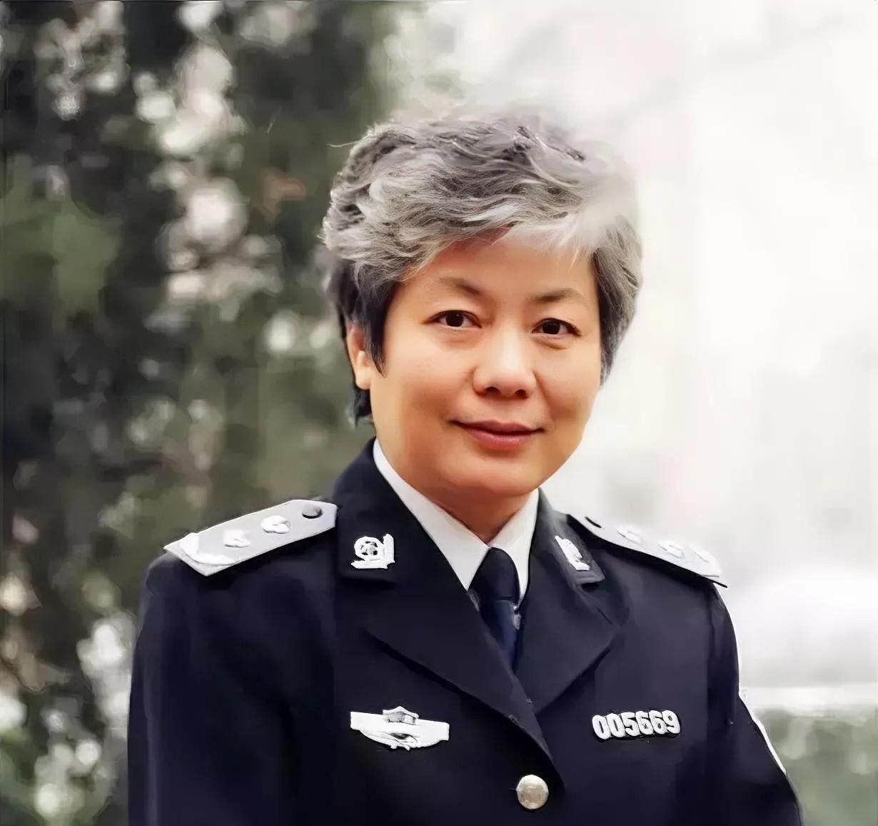 李玫瑾教授说：“与人聊天，少说自己的孩子，如果孩子表现不好，通过你的嘴说出去了