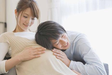 孕妈腹中出现这两种情况, 说明胎儿不舒服, 老公要引起注意!