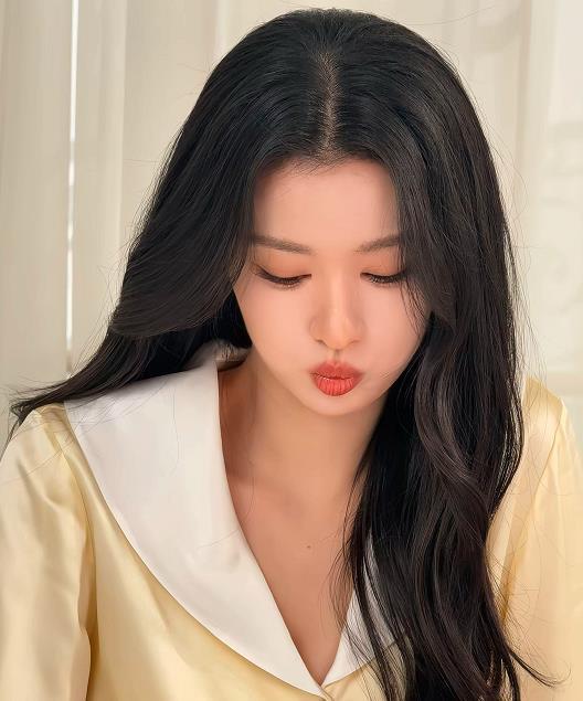 王楚然高度近视但绝不眯眼网友翻到“白眼女神”王楚然看手机的画面，姐姐的手把手机