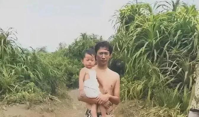 1978年，28岁的郭台铭，只穿一条大花裤衩，看起来很颓废。那个小男孩，是郭台铭
