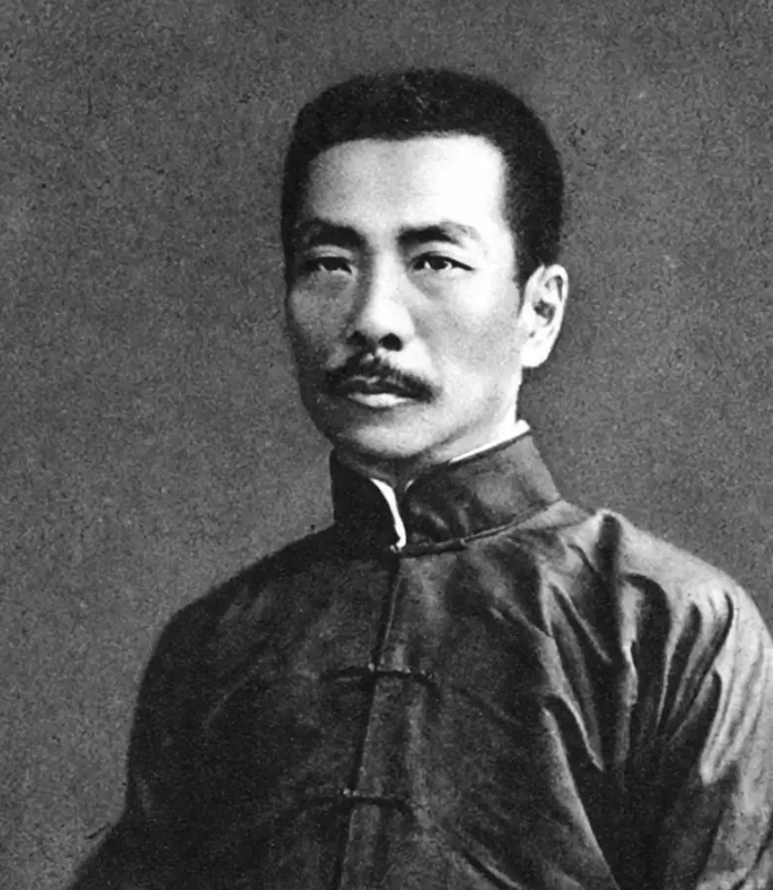 鲁迅去理发，理发师看他衣着普通，乱剃一气，鲁迅反而多给他一大把钱，第二次鲁迅又去