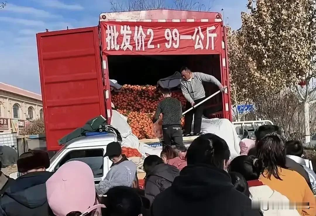 卡车司机的水果卖法：卖够运费就行。长期以来，卡车司机被水果批发商拖欠运费的事情困