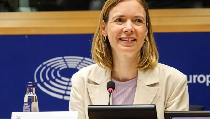 欧洲议员访华带一次性手机防着中国，结果美国才是监听大户！时隔8年，欧洲议会终