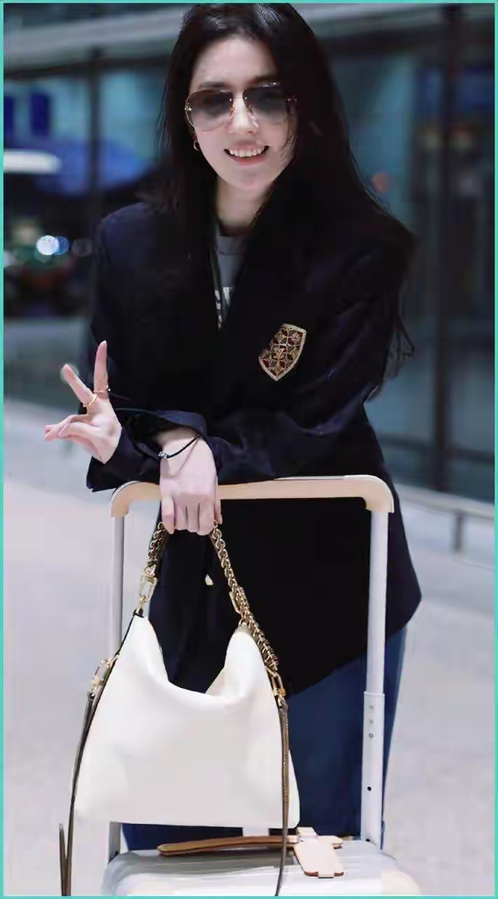 39岁刘亦菲巴黎大秀穿西装牛仔裤，网友惊呼像大学生，谁说中年女星只能穿套装？