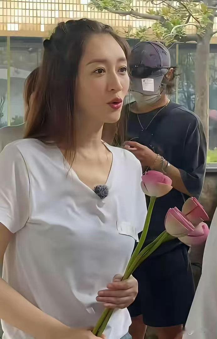 李小冉状态依旧惊艳，温婉气质浑然天成，容颜紧致细腻，岁月丝毫不留痕迹。