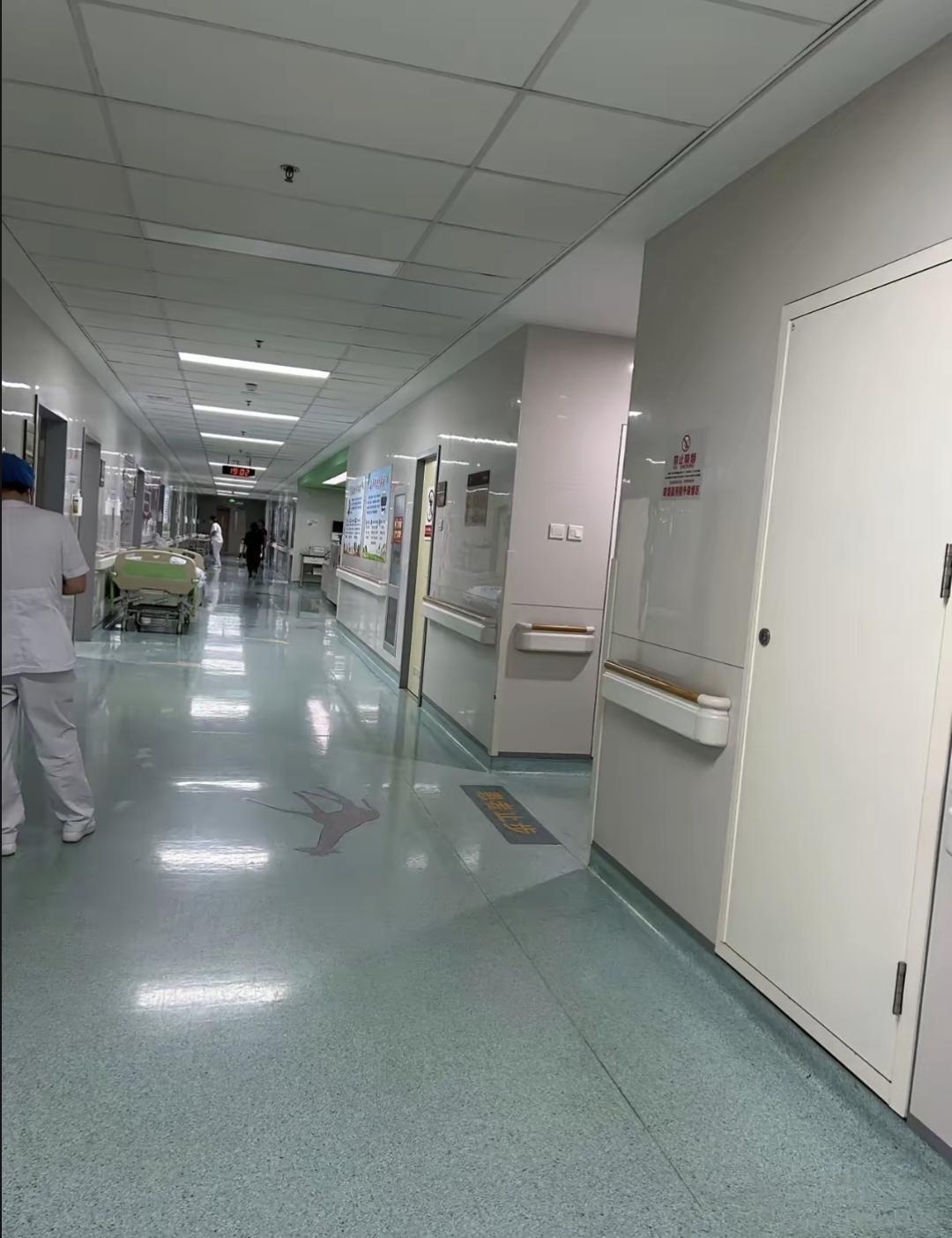 昨天去医院看表妹，她病房有个新妈妈挺惨。旁边床的女人刚剖腹产第二天，身边就带着六