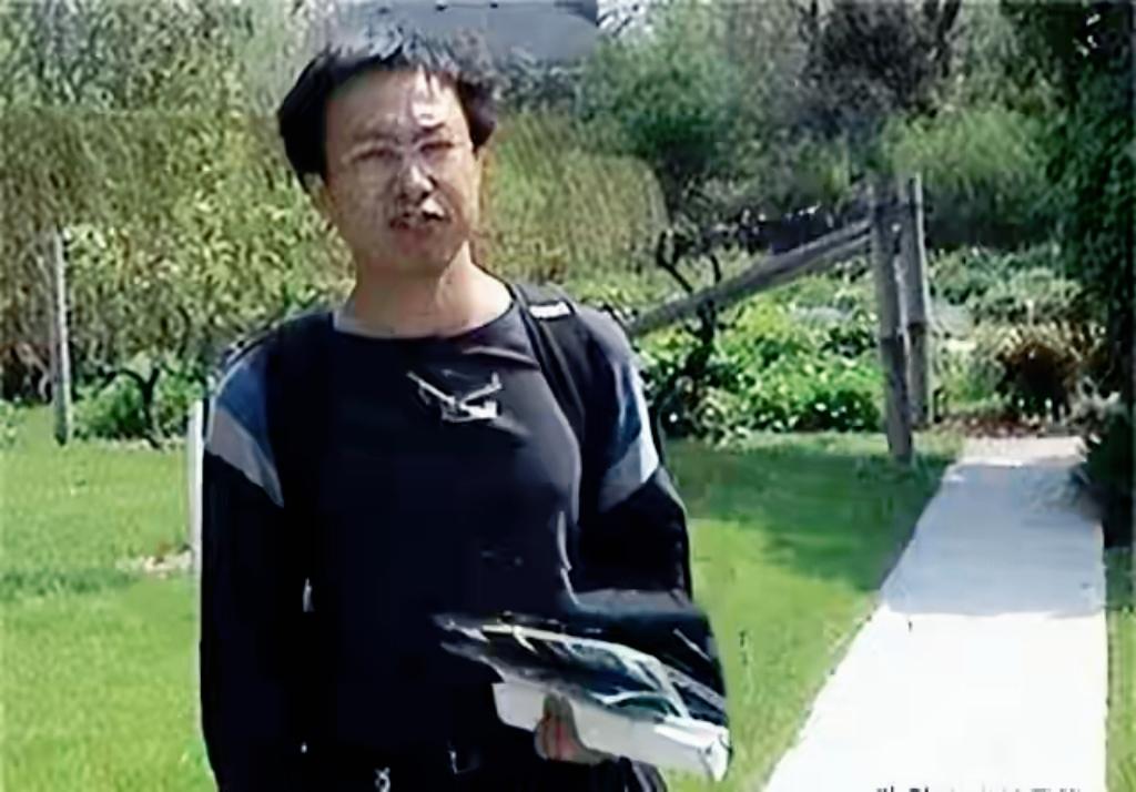 2006年，华裔核物理博士蒋国兵移民加拿大后，为了生存下去，放下天之骄子的身段，