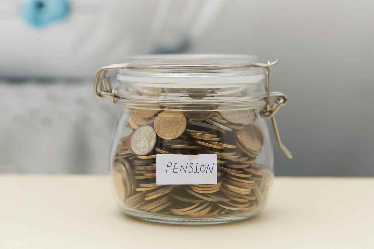 2025年12月，人社部部长王晓萍提到，社保待遇会继续提高，养老金也很可能会涨，