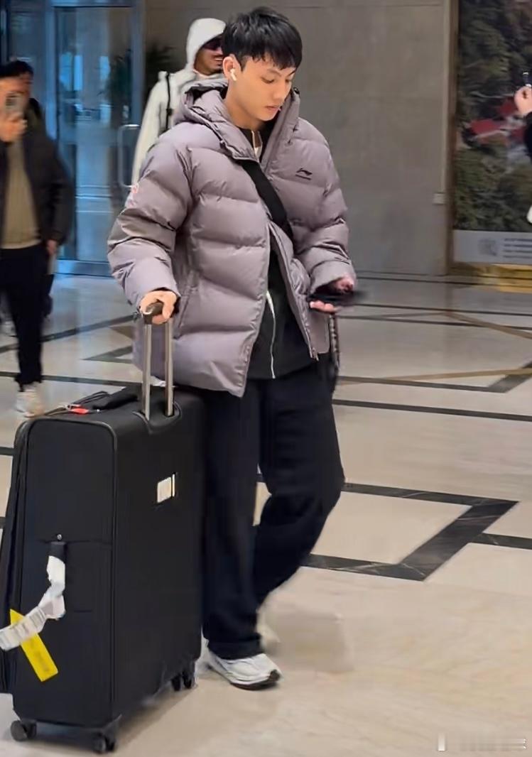 广东队已抵达武汉，杜锋指导也到了，三外援出战，麦考尔因伤缺席杯赛，球队首战将于1