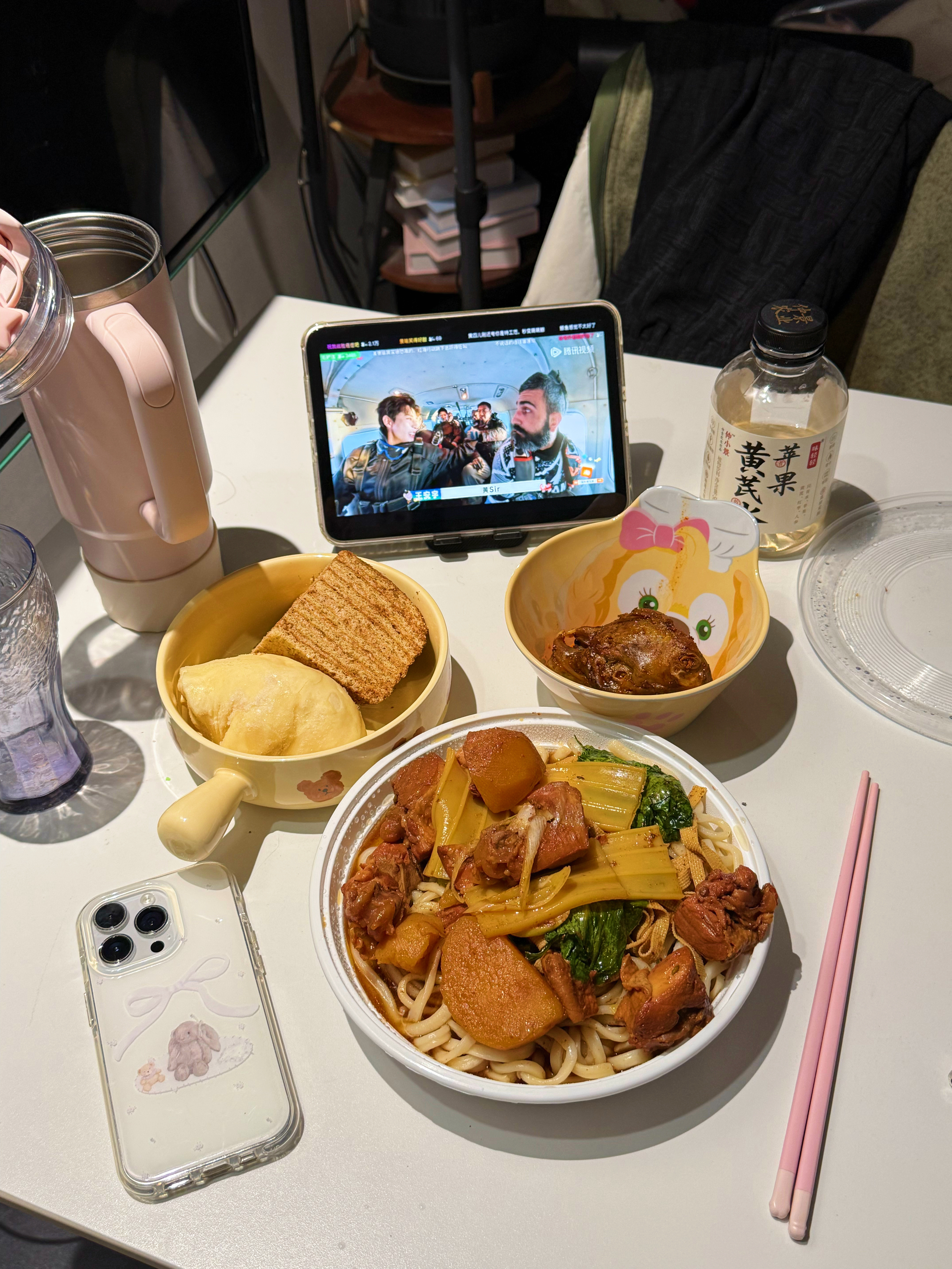 回到我的小窝了急头白脸的收拾了行李箱洗了澡好不容易把秦老师哄睡了给我自己准