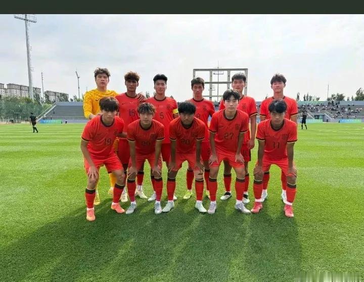 门将李智良只是轻轻一扑，中国U18男足的冠军梦，就这么碎了。一记软绵绵的远射