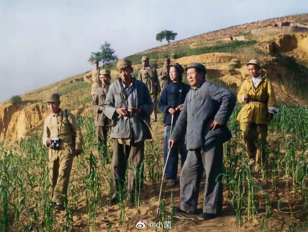 这张照片记录了1947年毛主席转战陕北，与随行人员行军中的情景。真实反映了领袖与