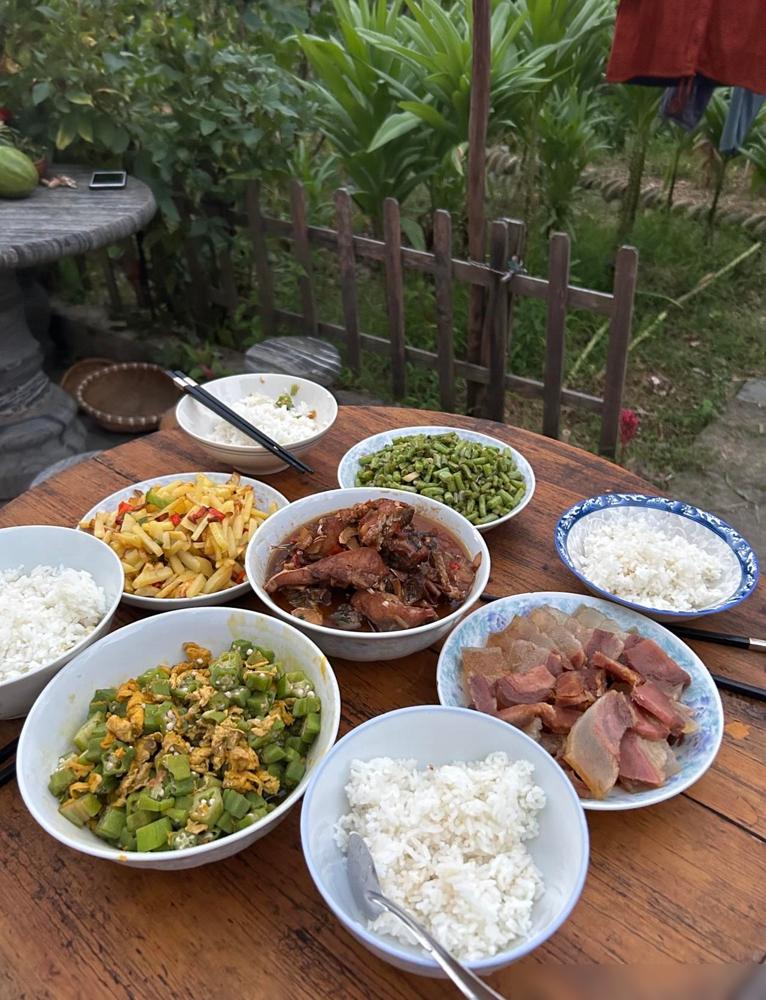 癌症是有前兆的。我们单元里前几年走了个老太太，肺癌，走之前小半年天天咳，没停过。