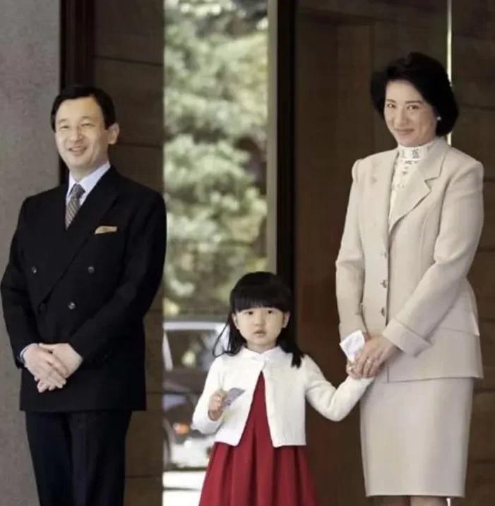 这一家人都很和蔼的样子，而老二一家爸爸和儿子一脸的傻相，妈妈一脸的算计和狠劲，而