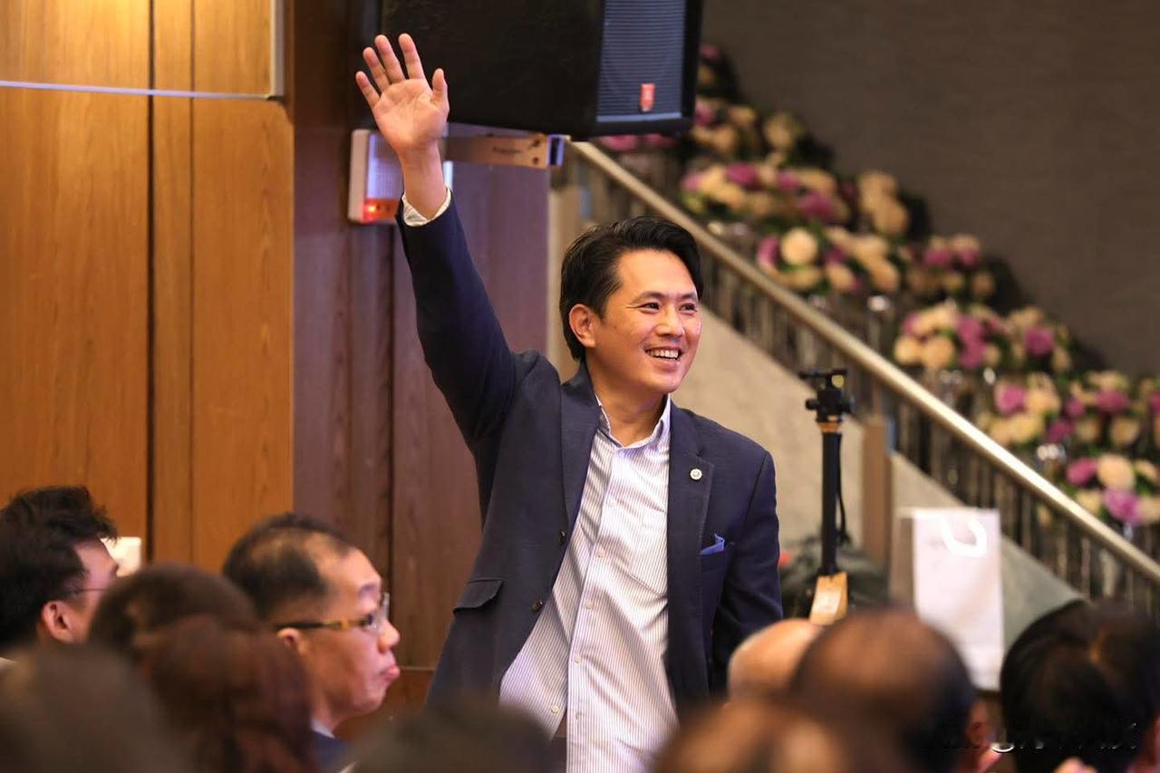 陈以信今发帖指:行动中常会通过人事案！陈以信PO出他接受任命的照片！不过薪水不高