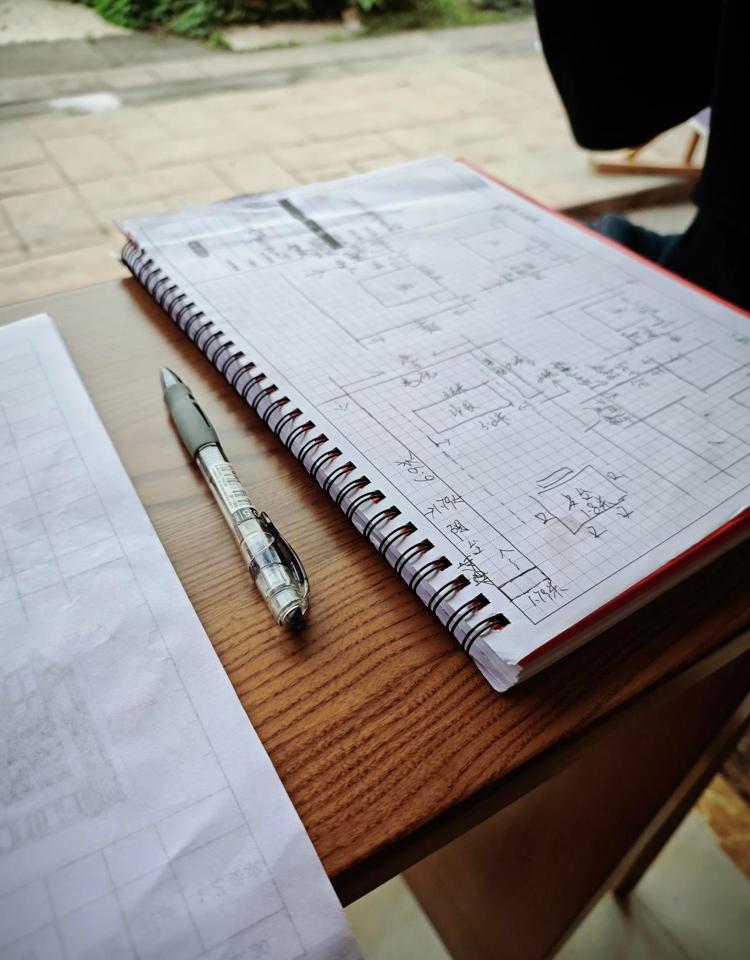 花几十万做全原木衣柜，不到一年门缝能塞进硬币？别急着骂商家，问题可能出在你那