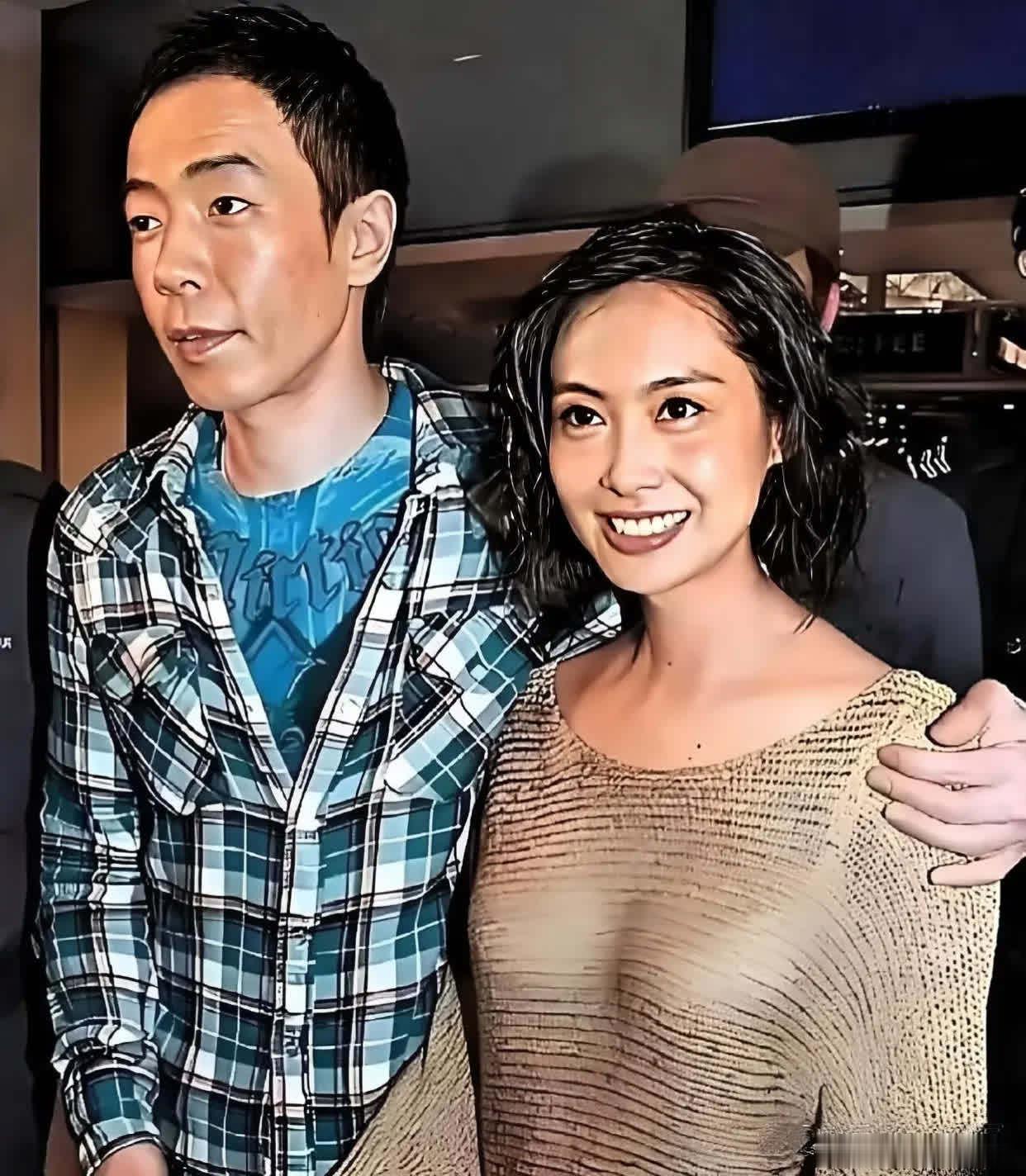1995年，朱茵突袭男友周星驰住处，居然发现房间还有其她女人，当她伸手摸到温热的