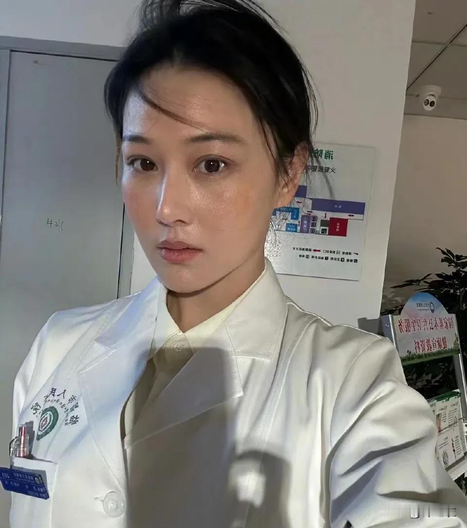 张馨予这个长相，确实是好看，也是名副其实的美貌出众呀，瞧她没有化妆，表情也貌似很