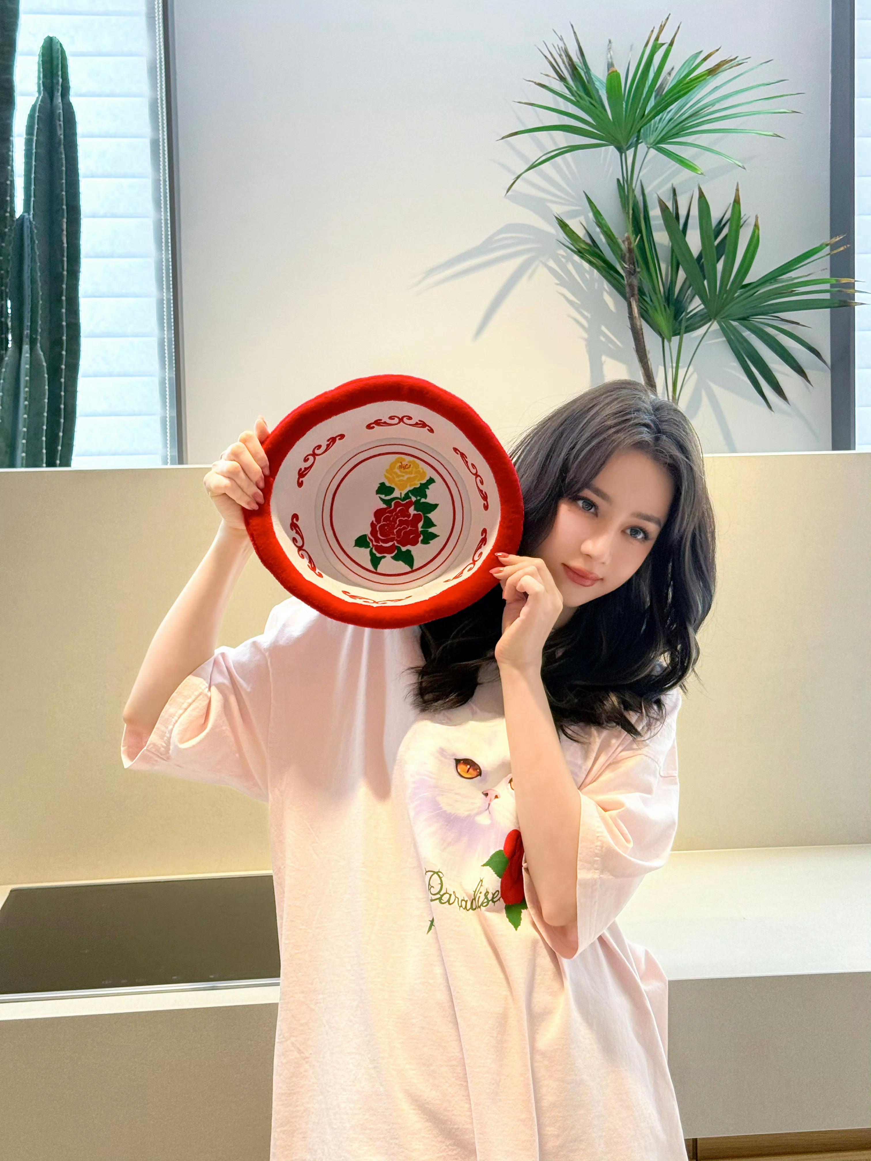 迪丽热巴大花盆帽子迪丽热巴明示已严肃学习热巴大花盆帽子的打卡姿势[爱心]“I