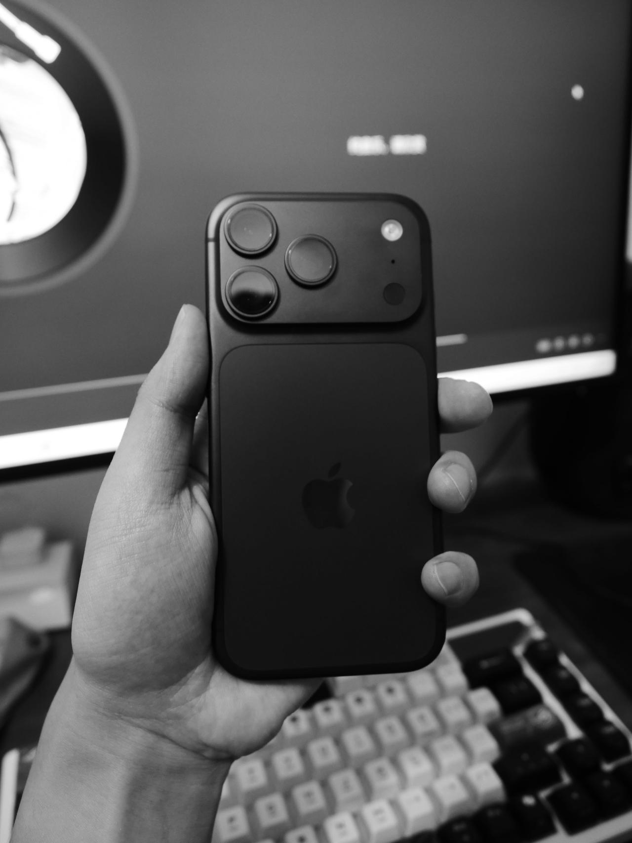 今年iPhone17Pro不出黑色是真滴可惜了啊！[哭哭]这黑色的质感多好！据
