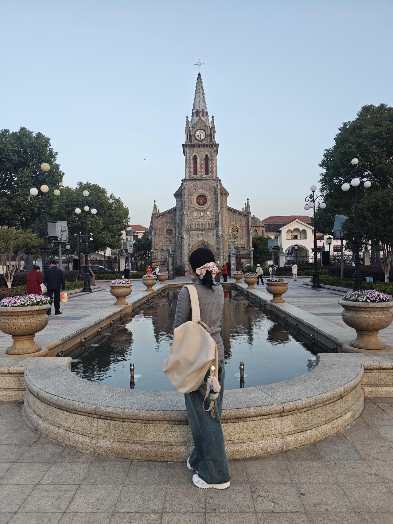 宁波老外滩根据史料记载比上海外滩还要早20年。不过没有上海外滩规模大，也没有上海