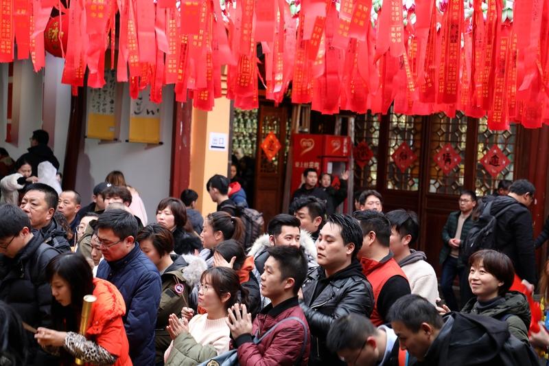 杭州天下第一财神庙幽默劝返刷屏！一句话劝退数万求财人，全网笑喷又共情2月21